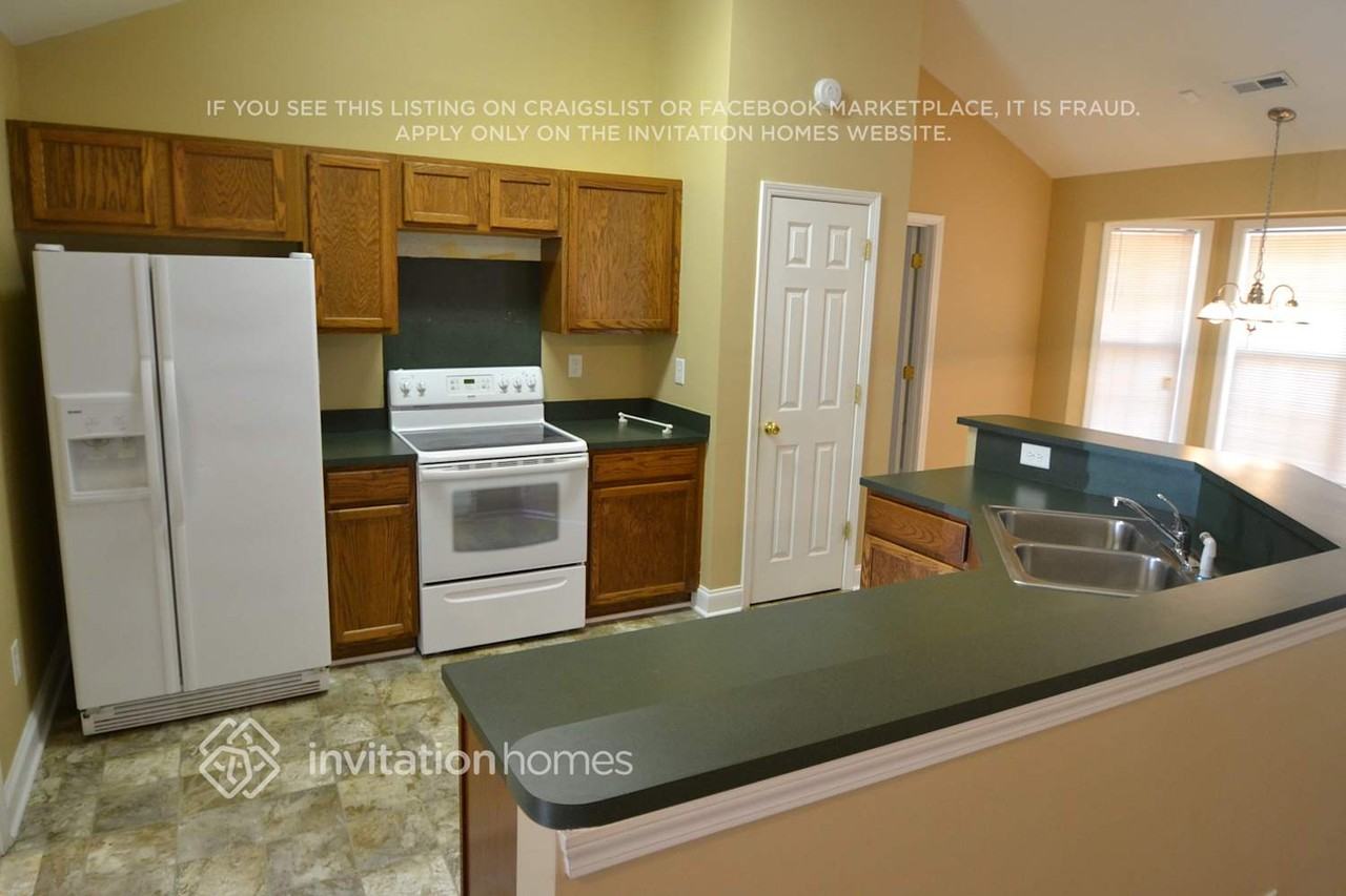 2730 Stagbuck Dr - Photo 3 of 9