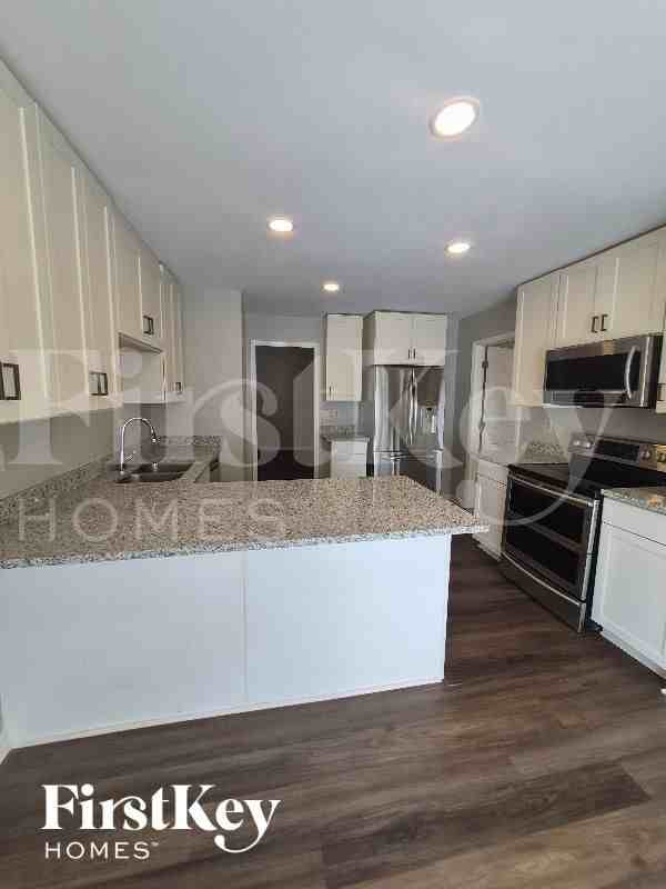 4808 Woodlands Pkwy - Photo 5 of 12