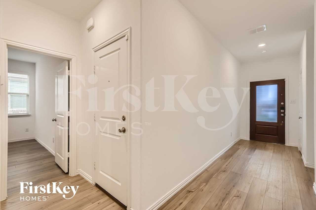 5233 Rockrose Ln - Photo 4 of 28
