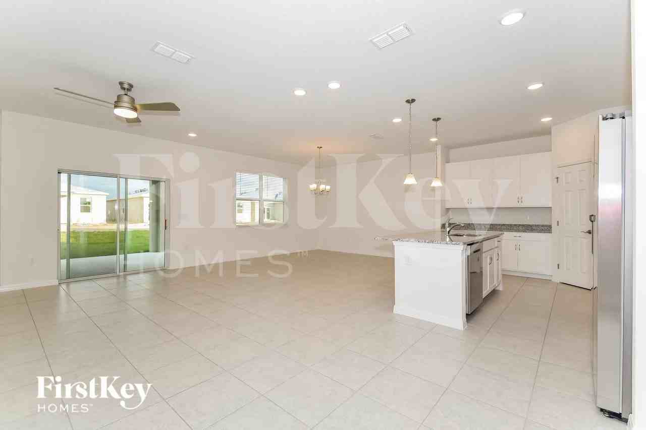327 Corbel Ln - Photo 4 of 15