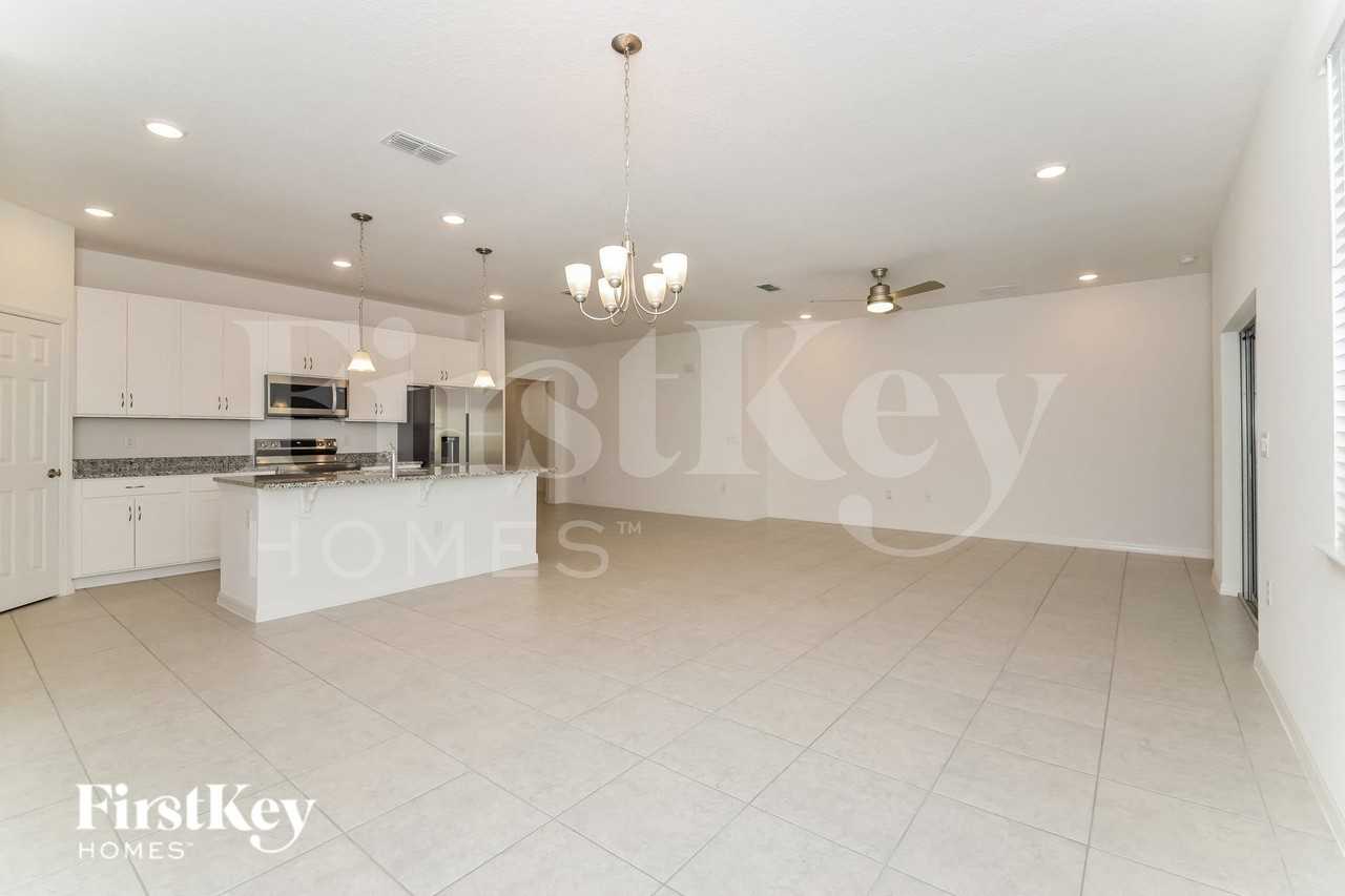 327 Corbel Ln - Photo 5 of 15