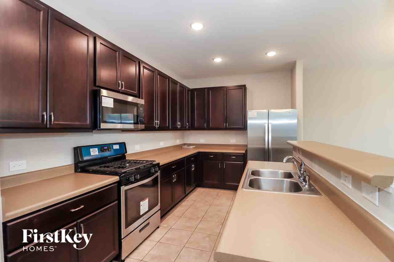 9935 Yanet Grove Ln - Photo 5 of 15