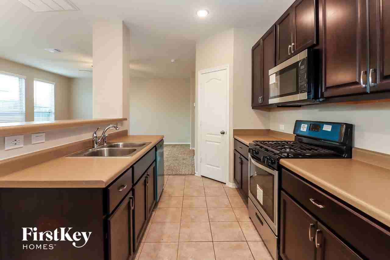 9935 Yanet Grove Ln - Photo 6 of 15