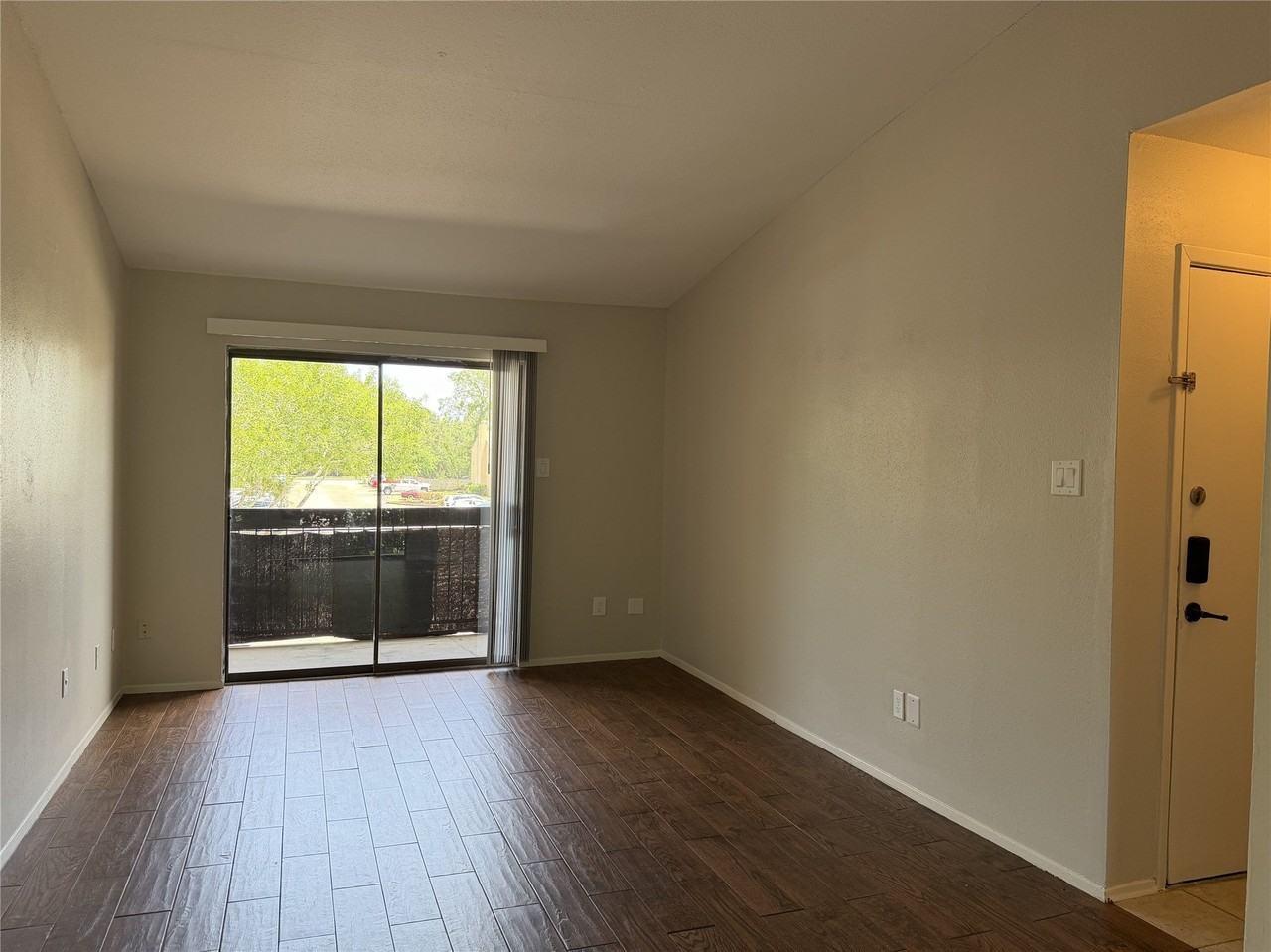 3300 Pebblebrook Dr - Photo 4 of 31