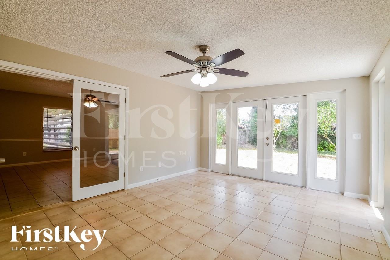 1257 Poinsettia Dr - Photo 3 of 17