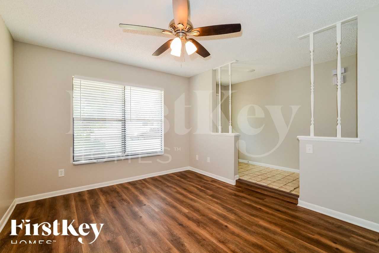 1257 Poinsettia Dr - Photo 4 of 17