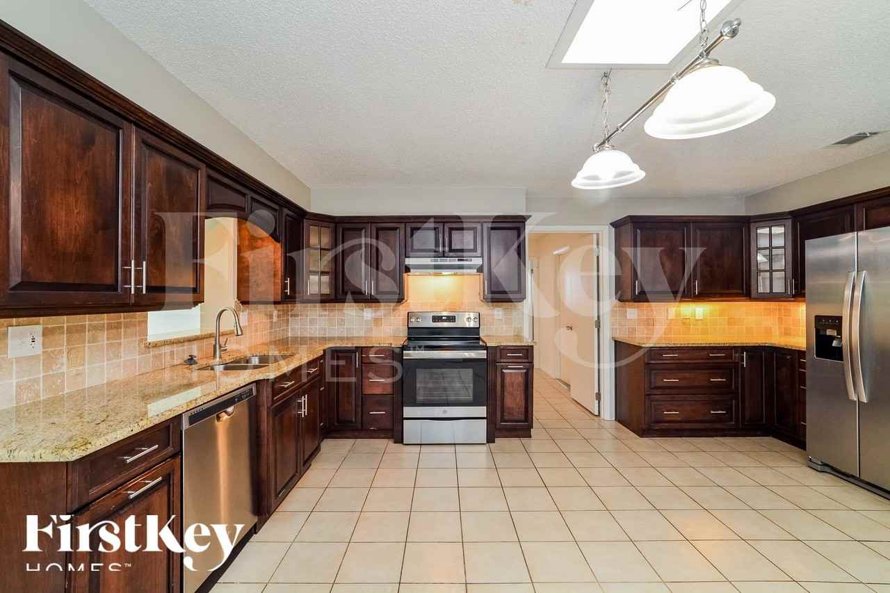 1257 Poinsettia Dr - Photo 5 of 17