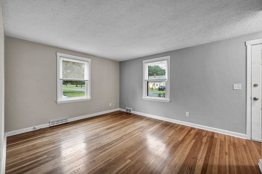 118 Pilgrim Rd - Photo 4 of 15