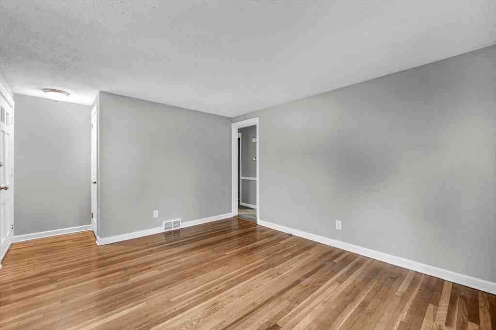 118 Pilgrim Rd - Photo 5 of 15