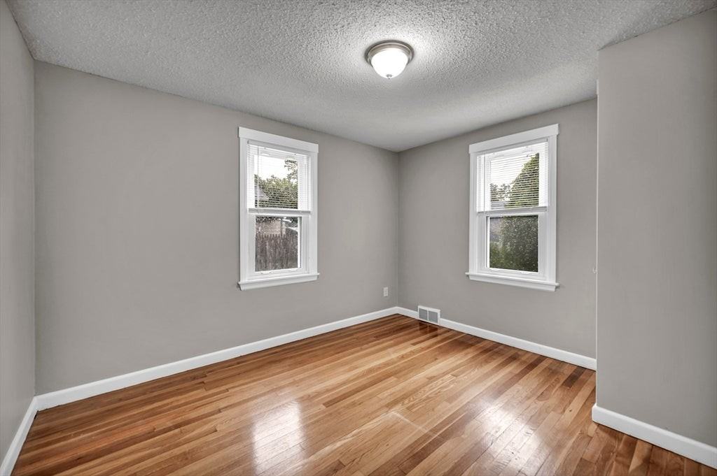 118 Pilgrim Rd - Photo 6 of 15