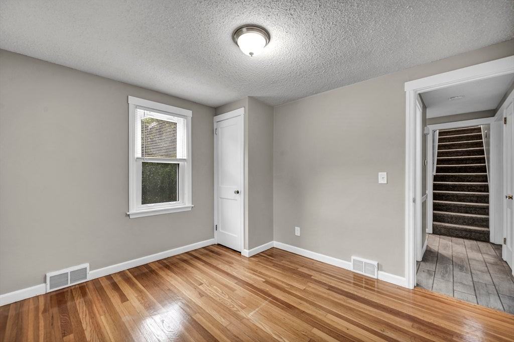 118 Pilgrim Rd - Photo 7 of 15