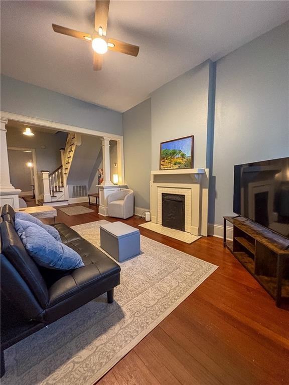 7816 S Claiborne Ave - Photo 2 of 14