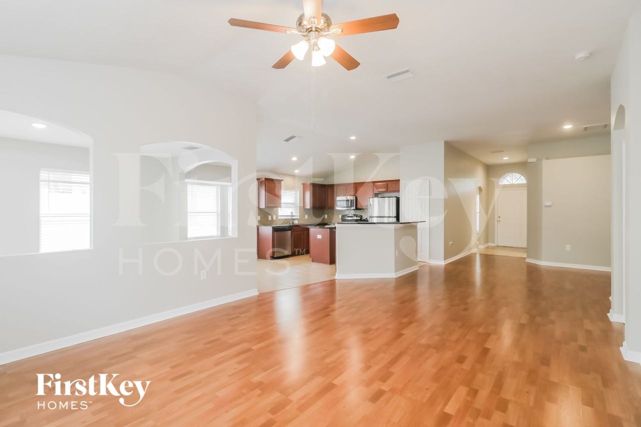 18416 Cypress Bay Pkwy - Photo 4 of 16