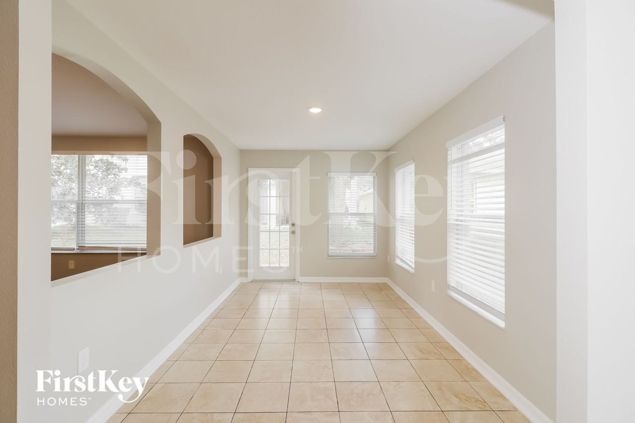 18416 Cypress Bay Pkwy - Photo 5 of 16