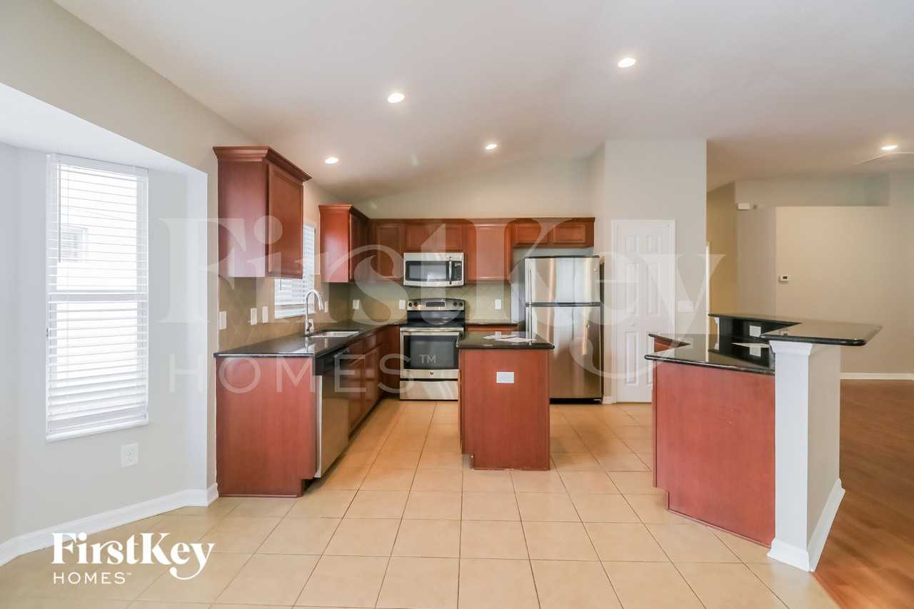 18416 Cypress Bay Pkwy - Photo 6 of 16