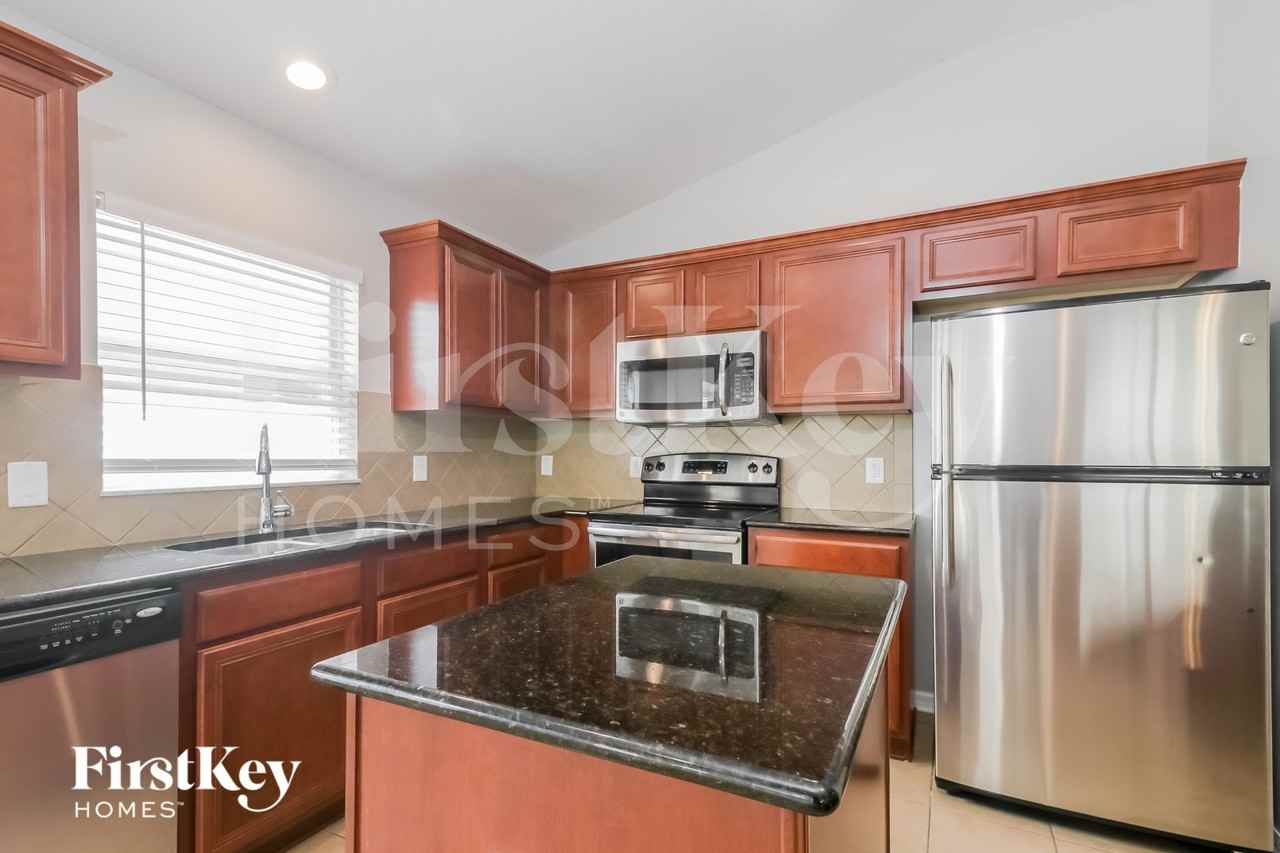 18416 Cypress Bay Pkwy - Photo 7 of 16