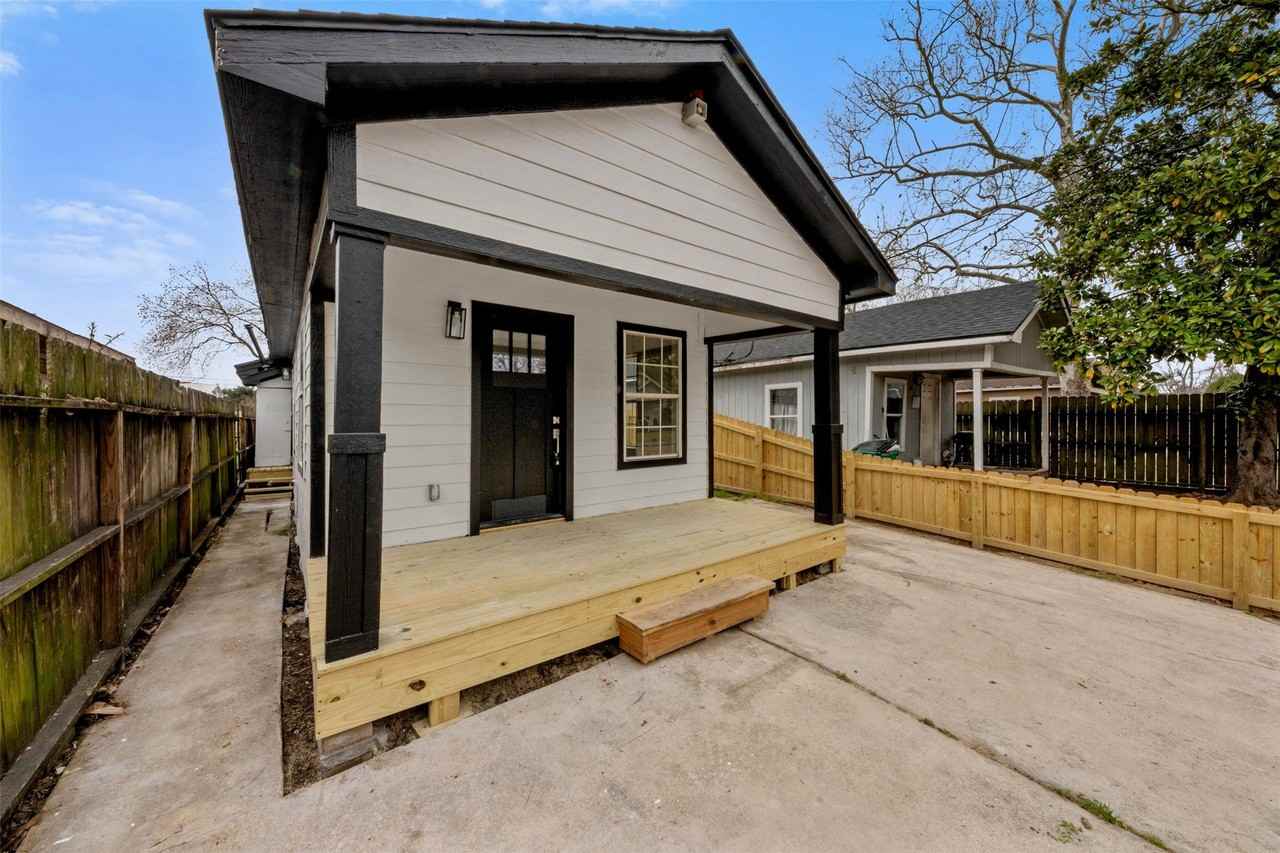219 E James St - Photo 2 of 10