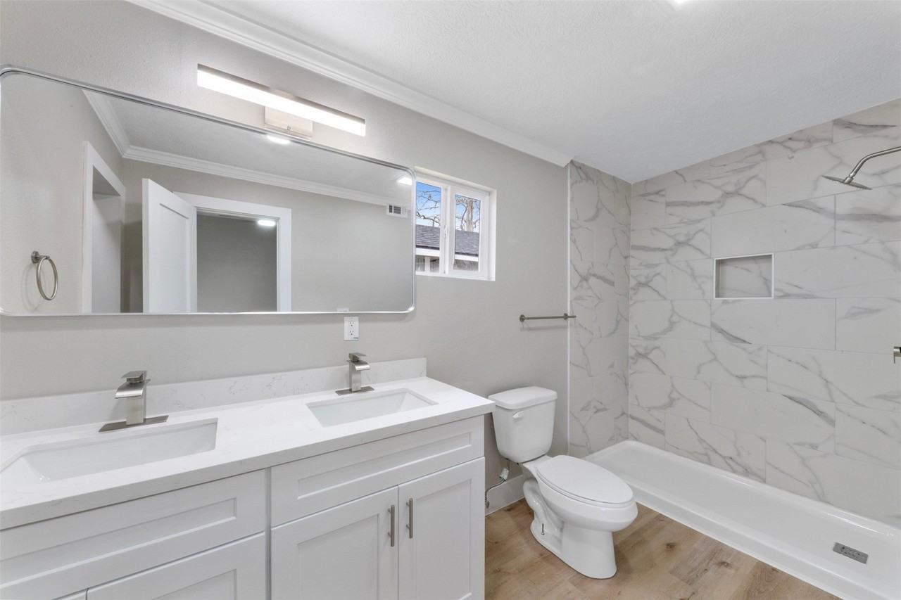 219 E James St - Photo 6 of 10