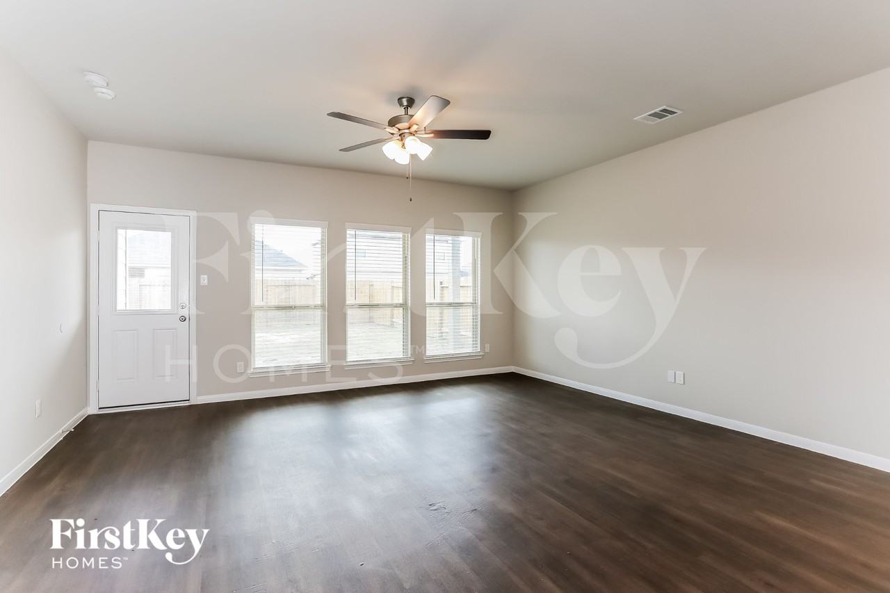 7215 Victorville Dr - Photo 3 of 15