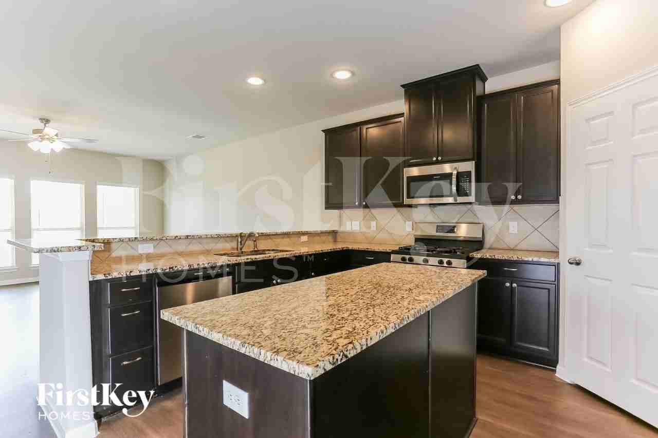 7215 Victorville Dr - Photo 6 of 15