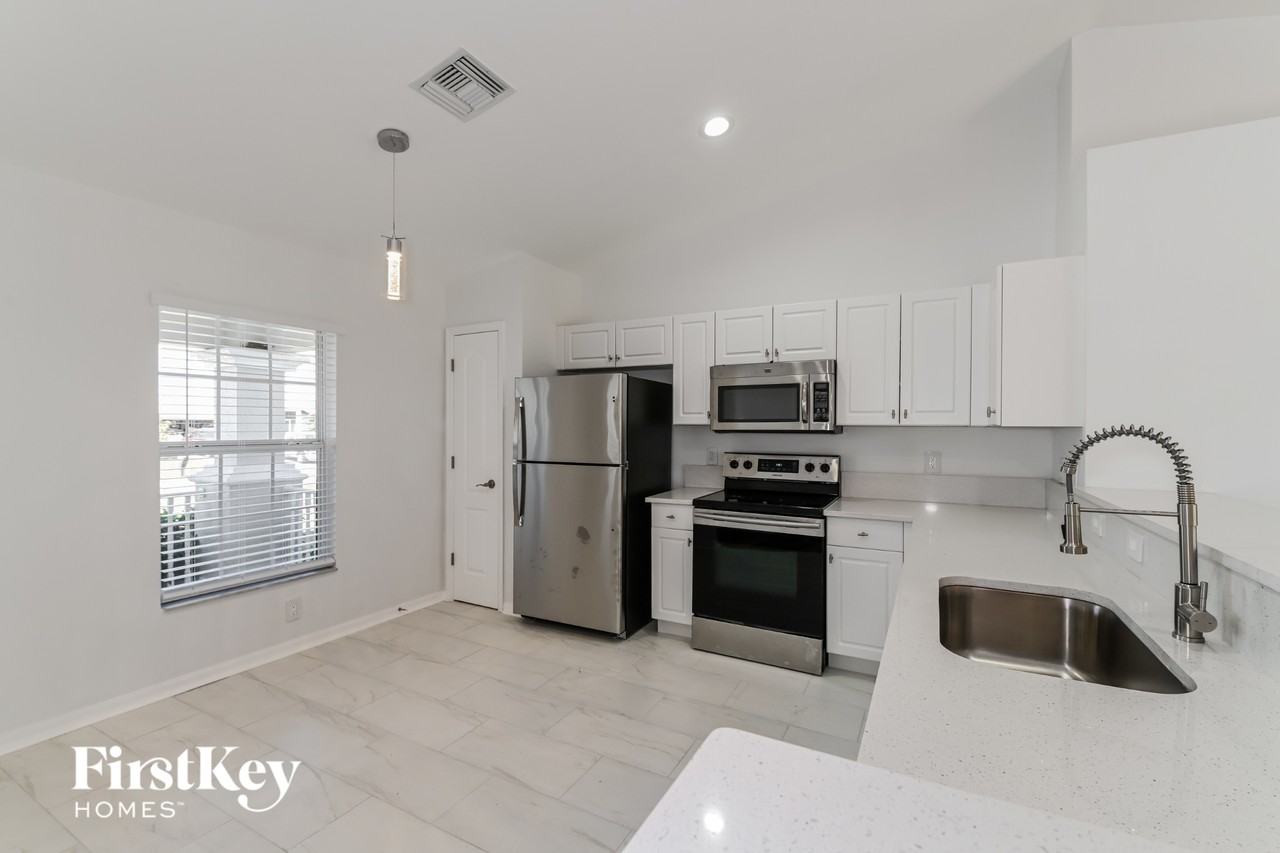 1319 Nw 13th Ave - Photo 5 of 15