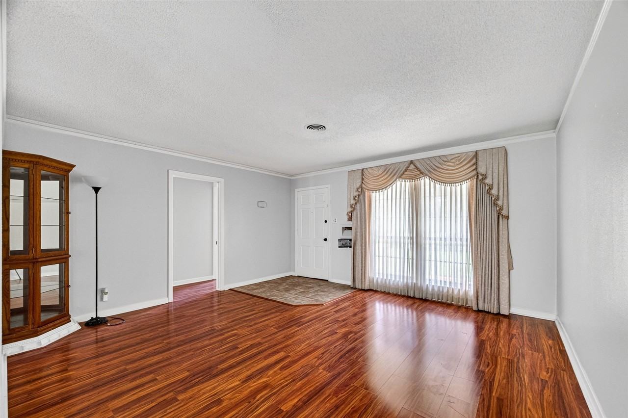 5114 Beechnut St - Photo 4 of 26