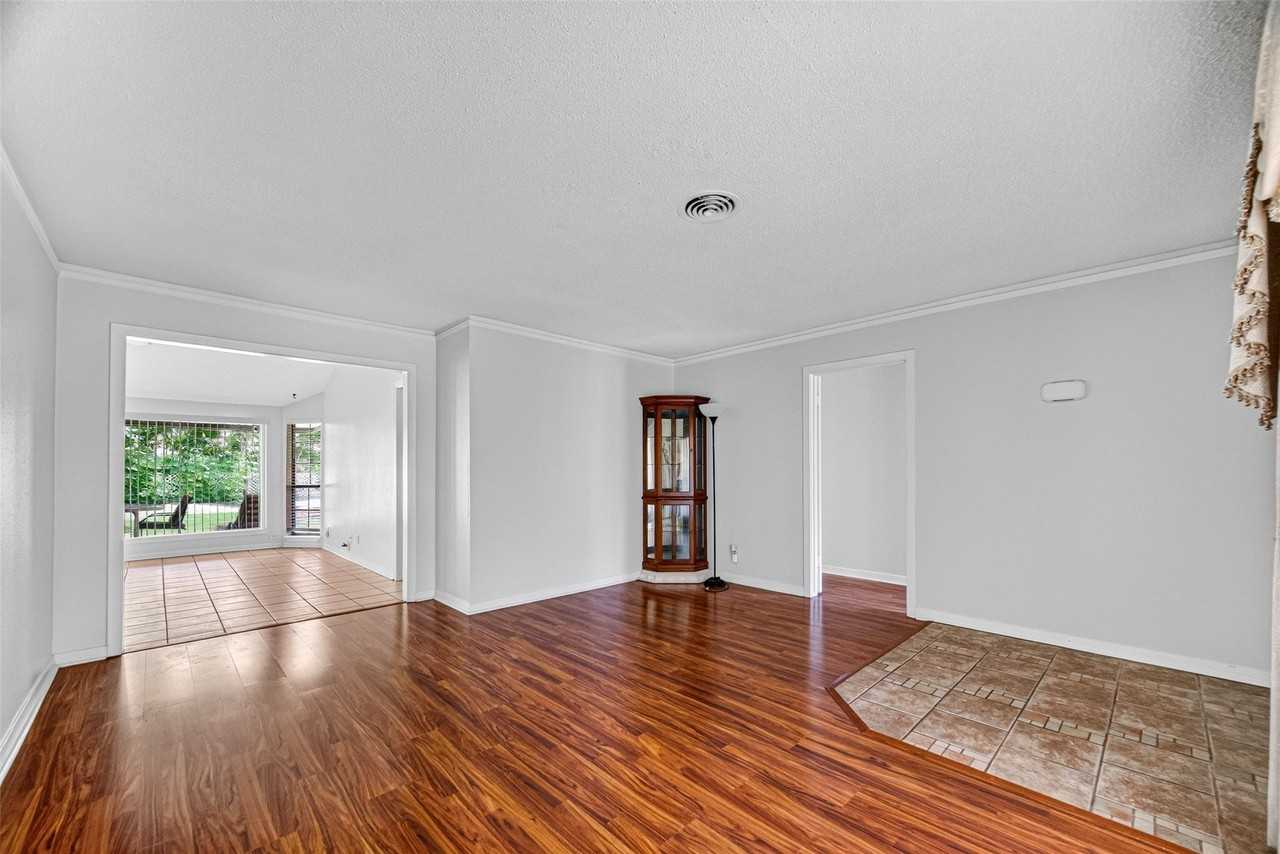 5114 Beechnut St - Photo 5 of 26
