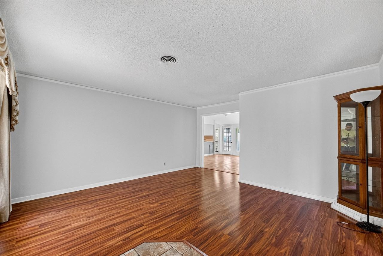 5114 Beechnut St - Photo 6 of 26