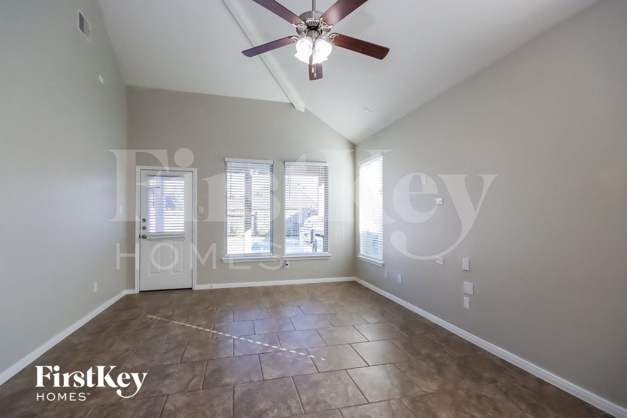 13207 Clover Creek Point Ln - Photo 3 of 15