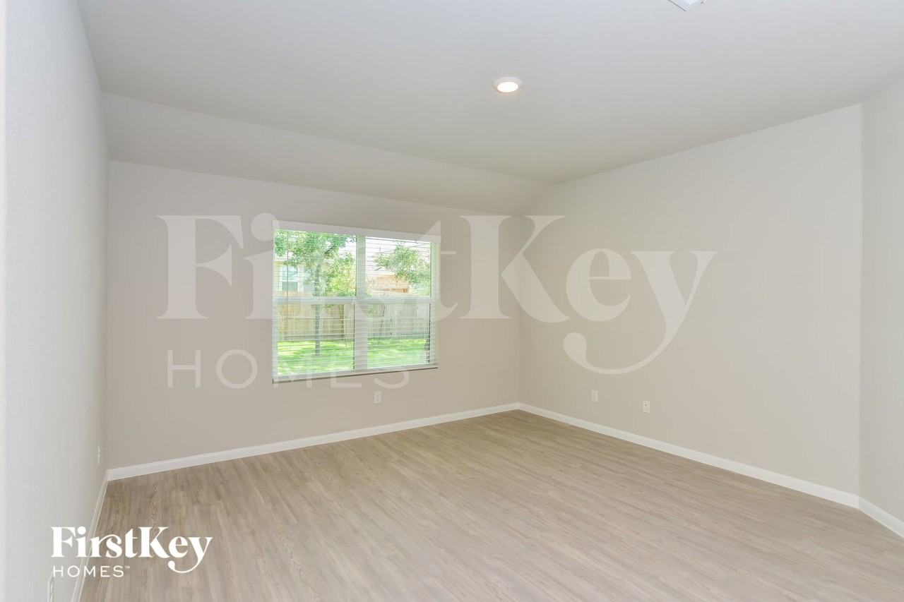 15015 Maskette Ave - Photo 3 of 16