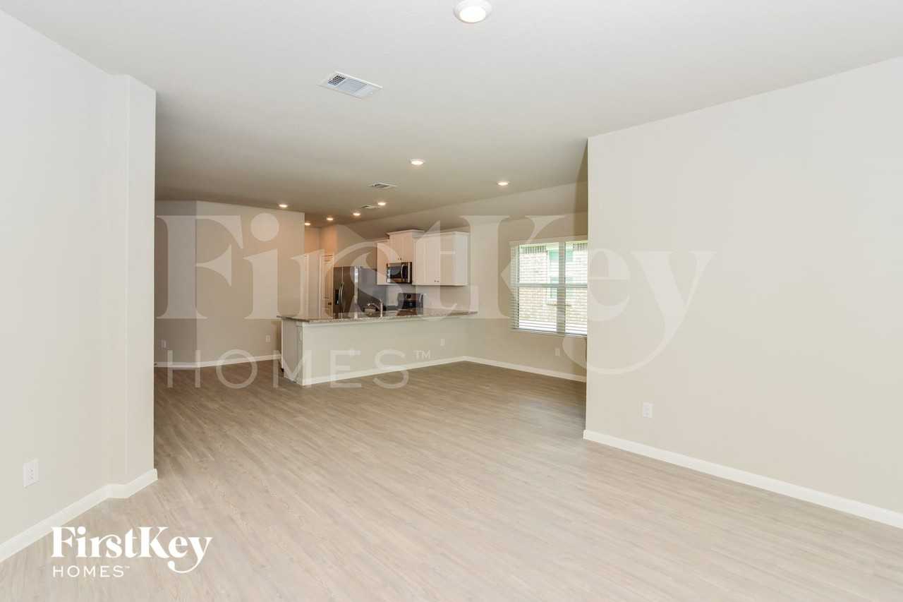 15015 Maskette Ave - Photo 4 of 16