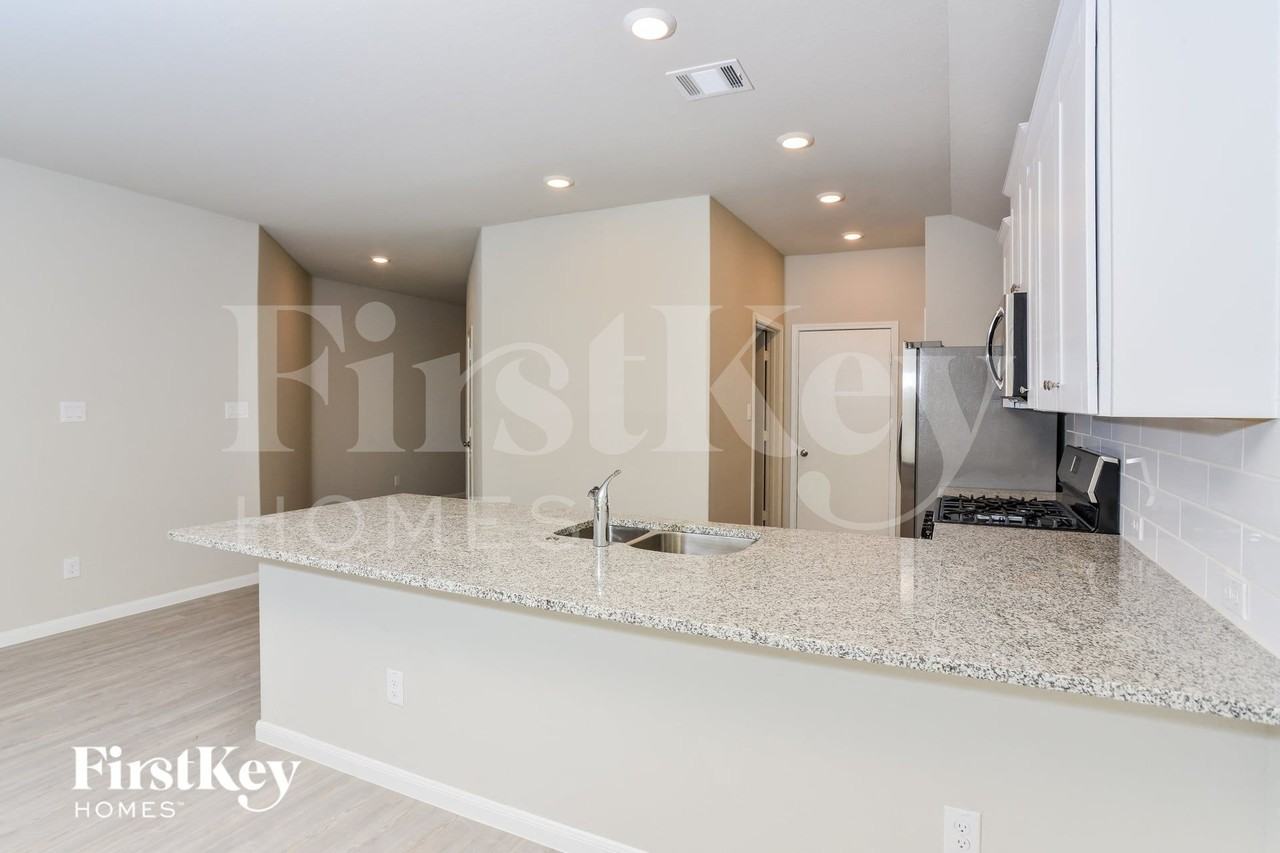 15015 Maskette Ave - Photo 5 of 16