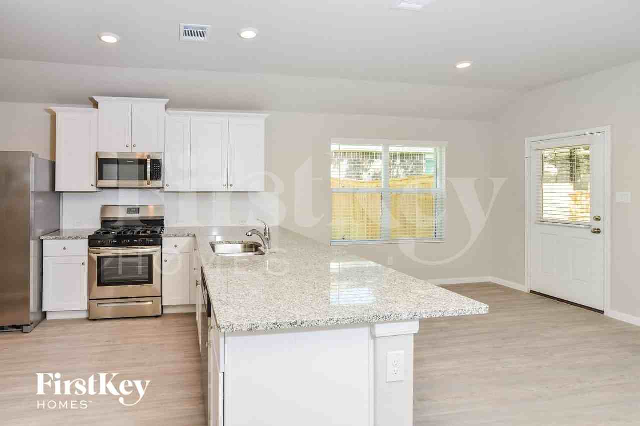15015 Maskette Ave - Photo 6 of 16
