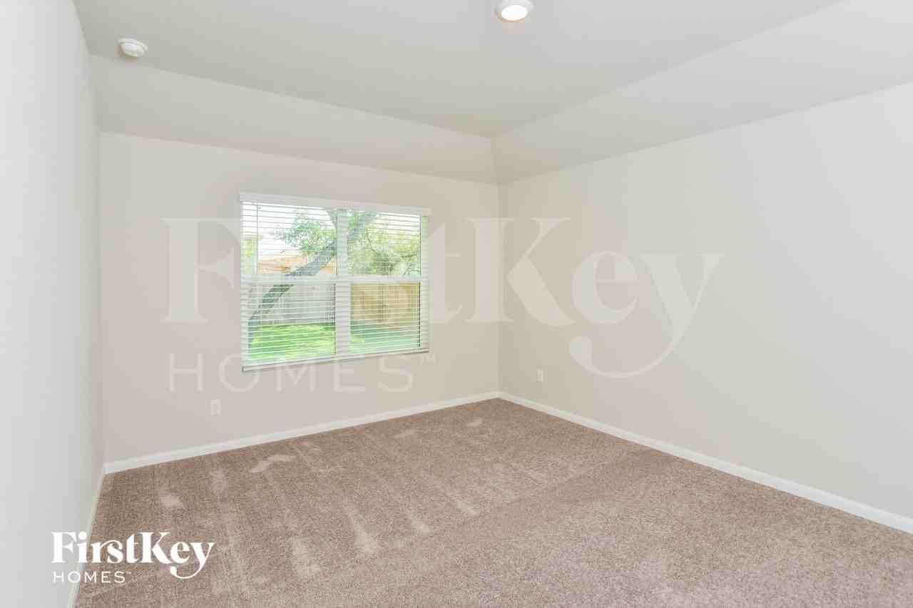 15015 Maskette Ave - Photo 7 of 16