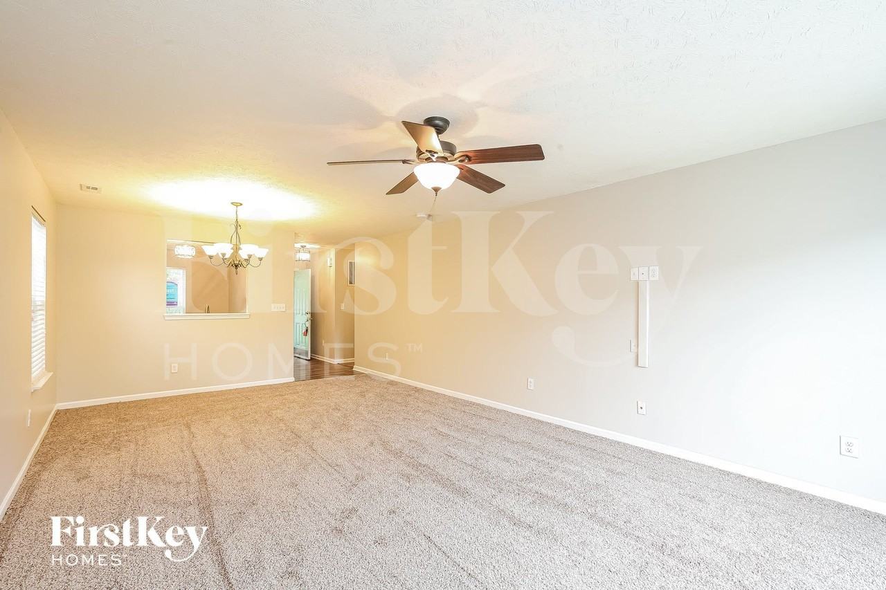 11232 Pegasus Dr - Photo 3 of 15