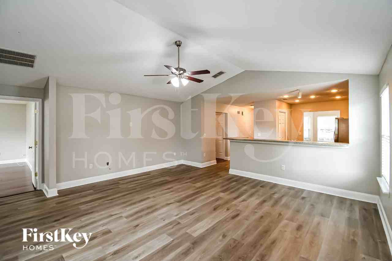 8006 Welbeck Ln - Photo 3 of 16
