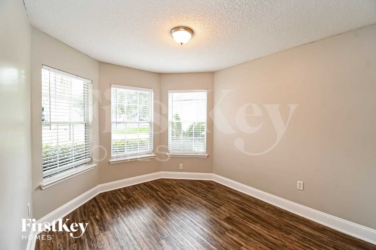 8006 Welbeck Ln - Photo 4 of 16