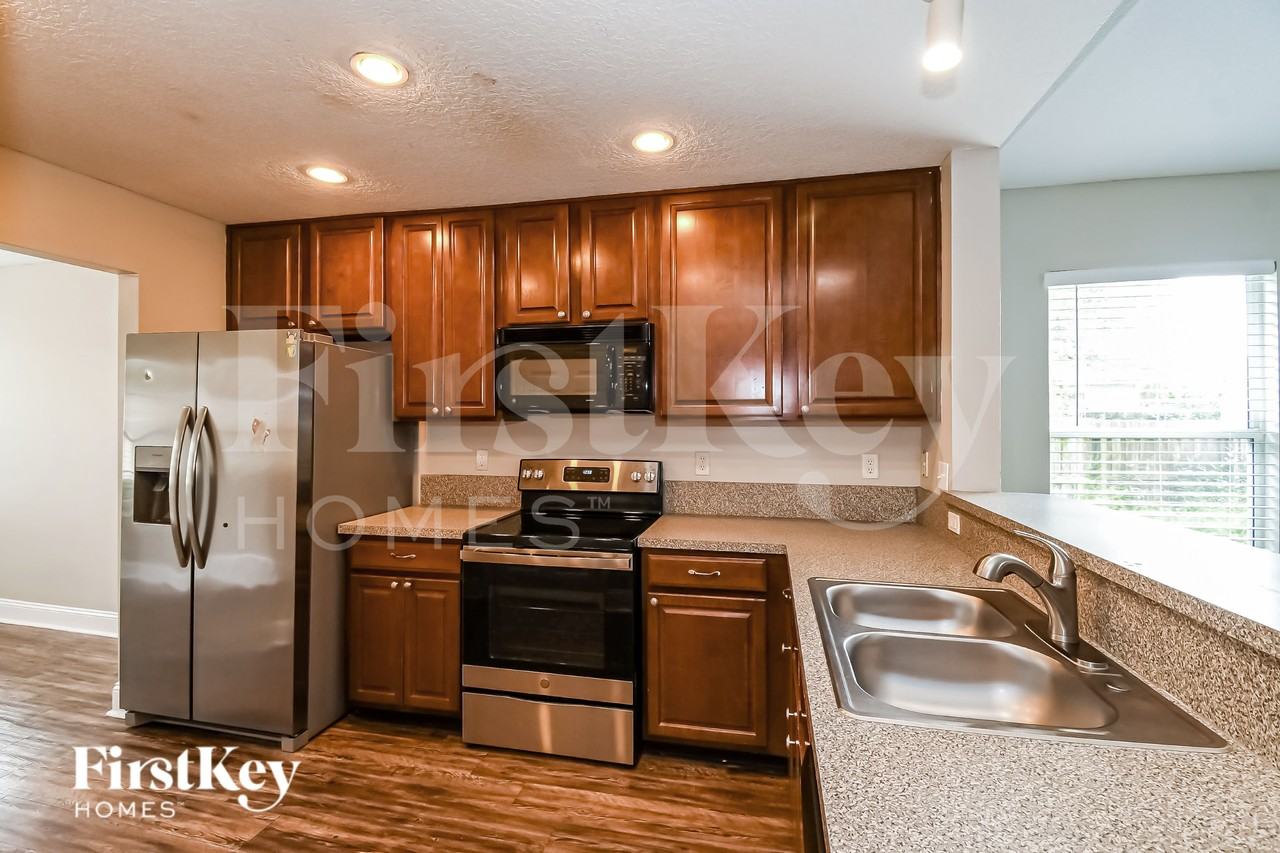 8006 Welbeck Ln - Photo 5 of 16