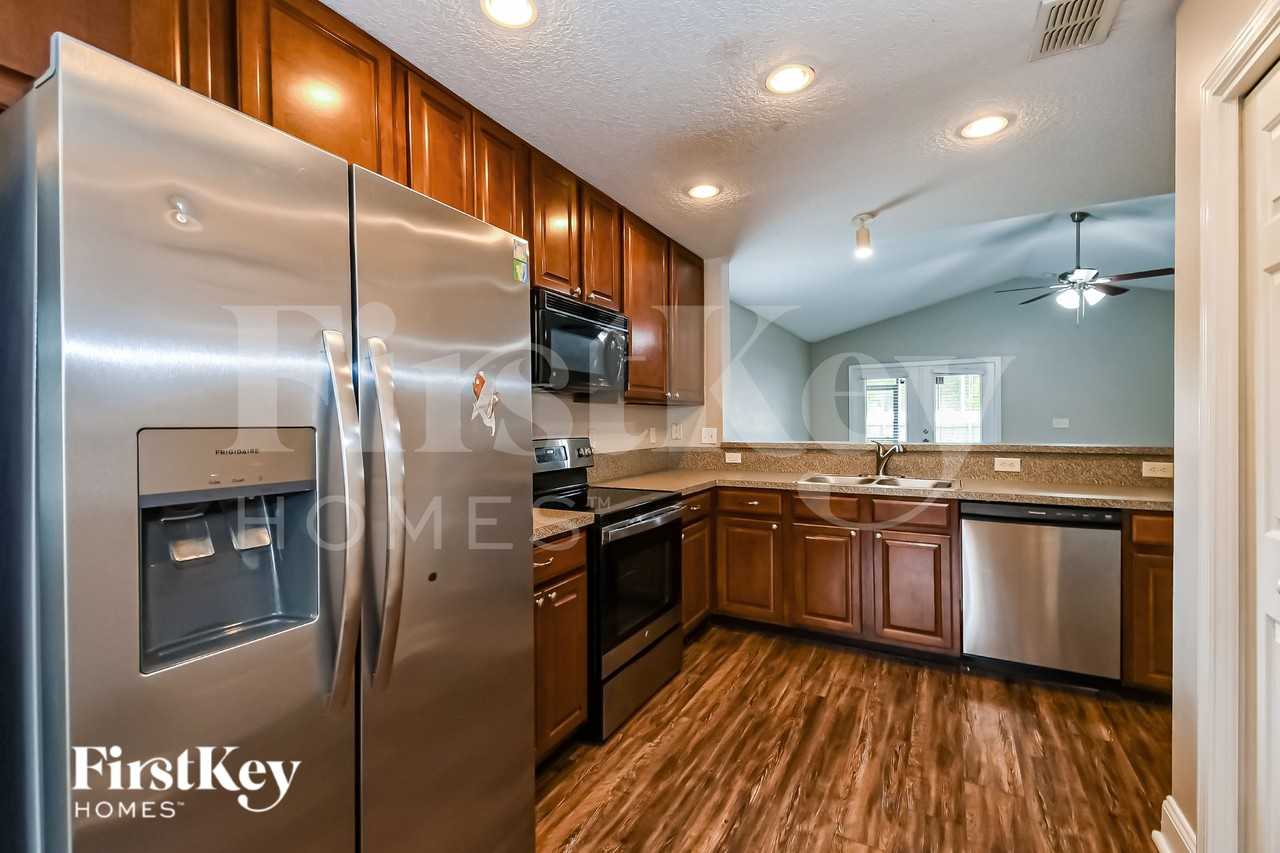 8006 Welbeck Ln - Photo 6 of 16