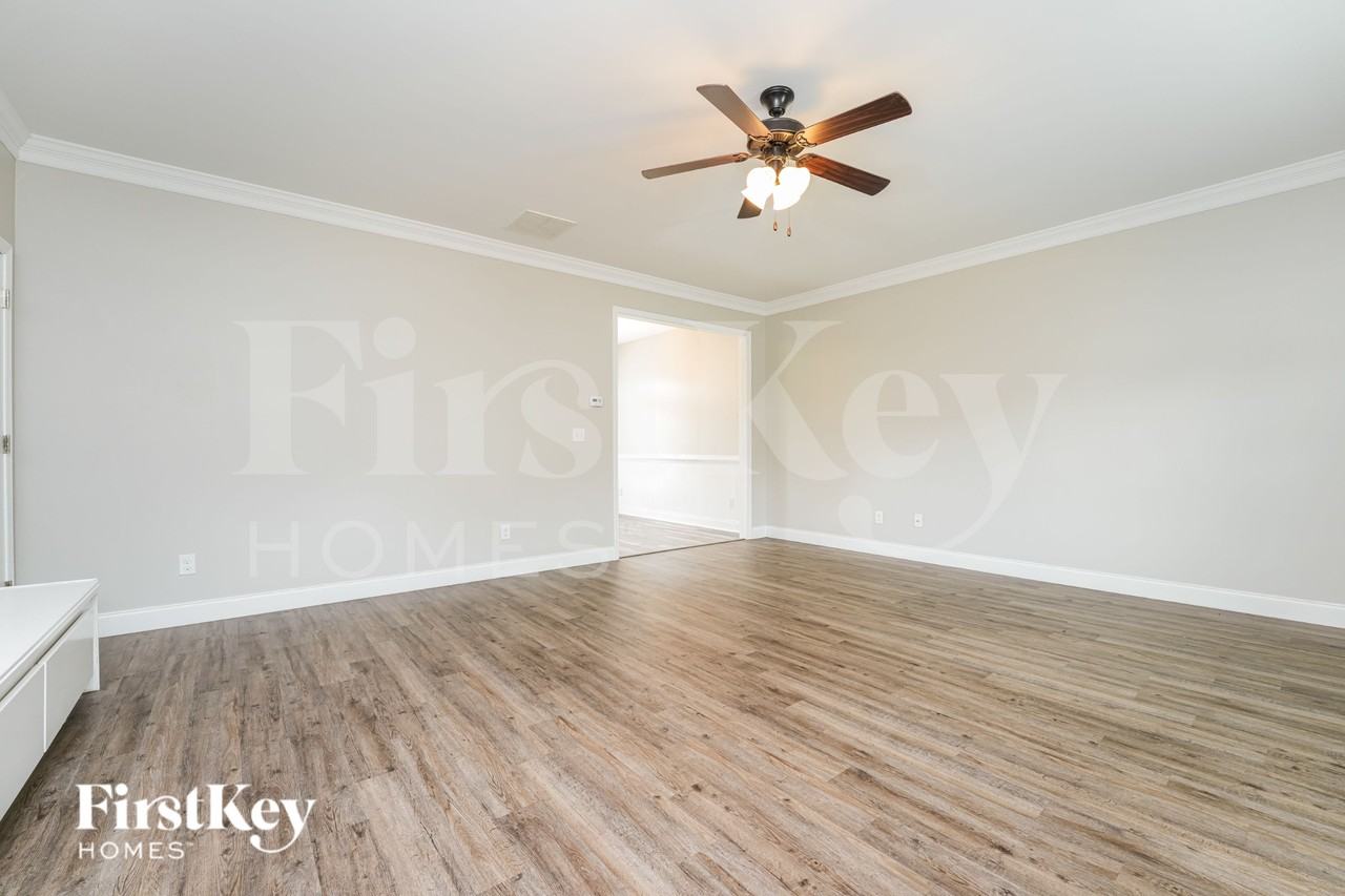 1035 Sutherland Dr - Photo 2 of 19