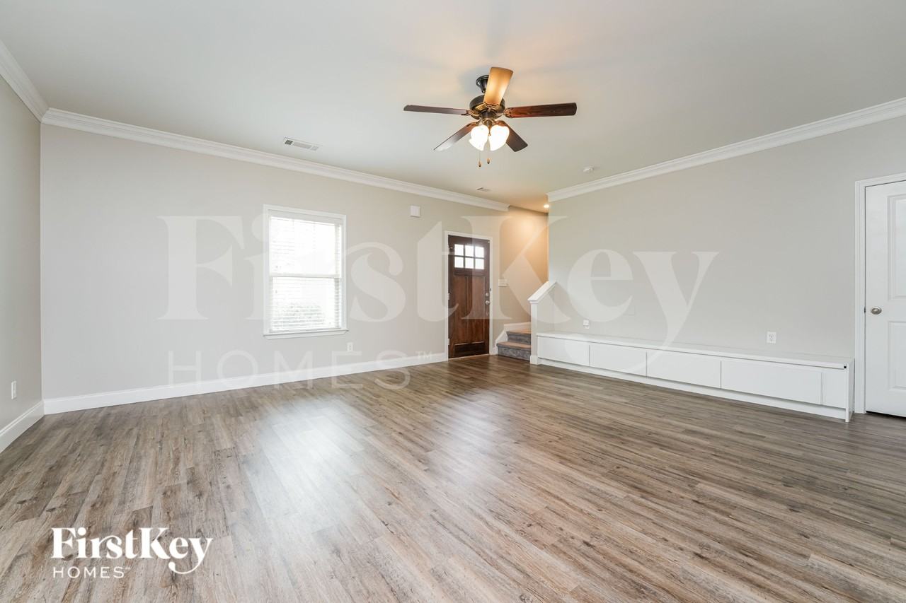 1035 Sutherland Dr - Photo 3 of 19