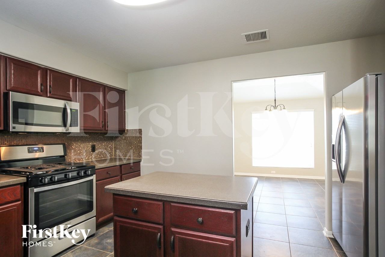 7819 Adonis Ave - Photo 5 of 16