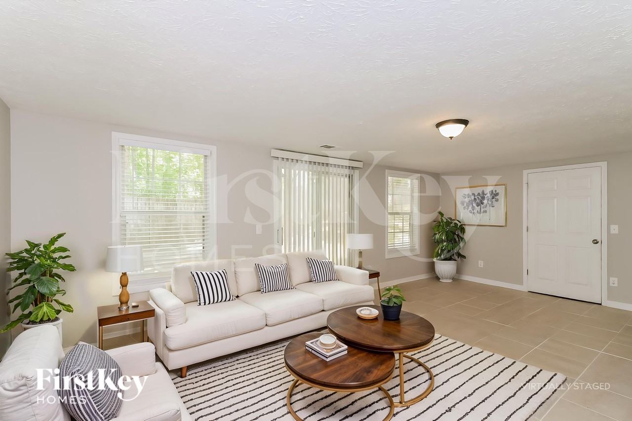 1005 Wolf Springs Cv - Photo 3 of 18