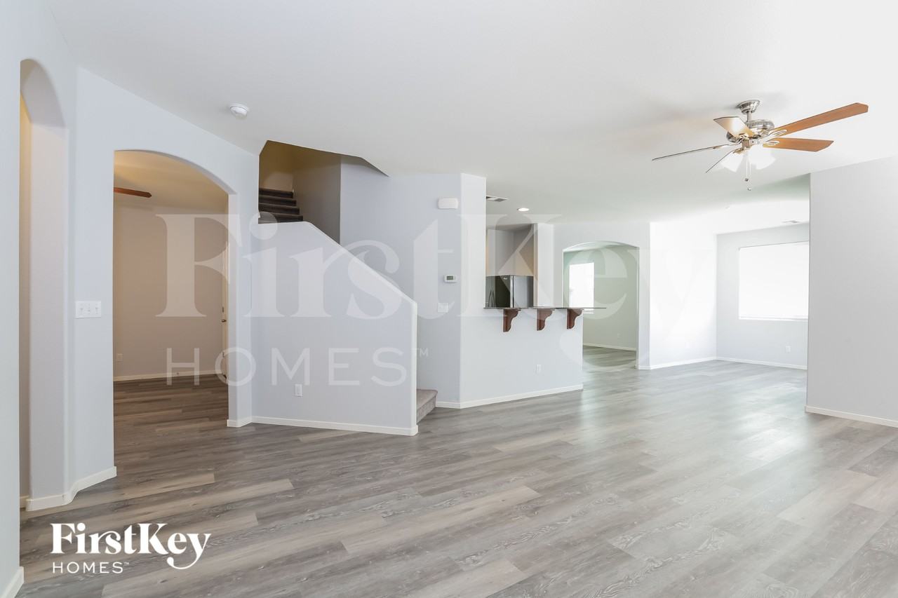 8121 Pink Desert St - Photo 3 of 15
