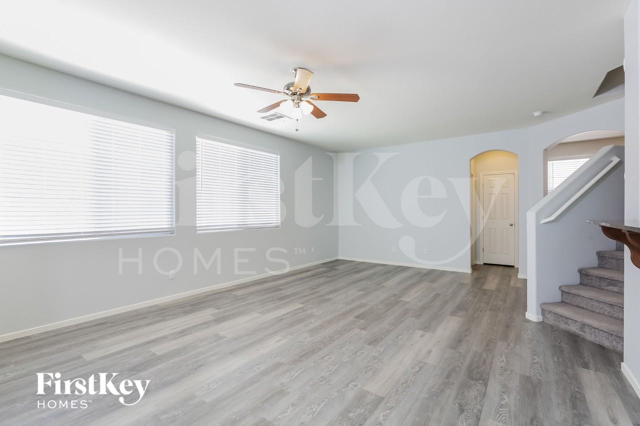 8121 Pink Desert St - Photo 4 of 15