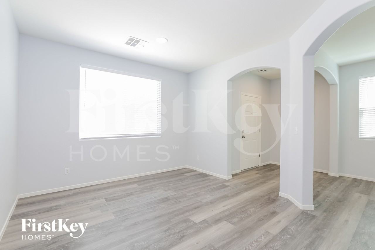 8121 Pink Desert St - Photo 5 of 15