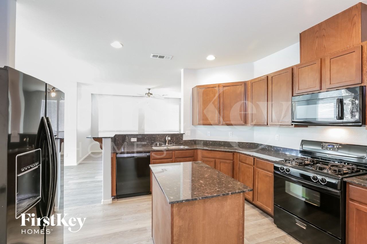 8121 Pink Desert St - Photo 6 of 15