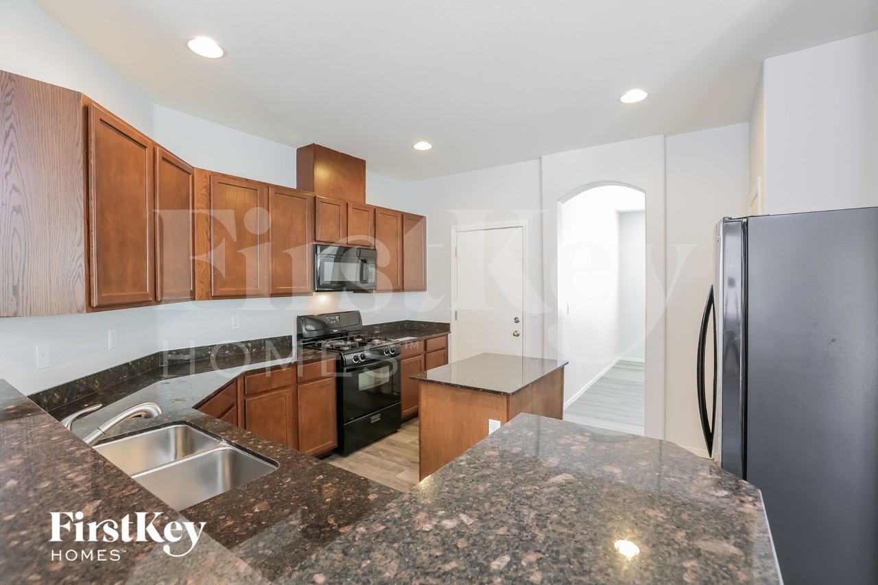 8121 Pink Desert St - Photo 7 of 15
