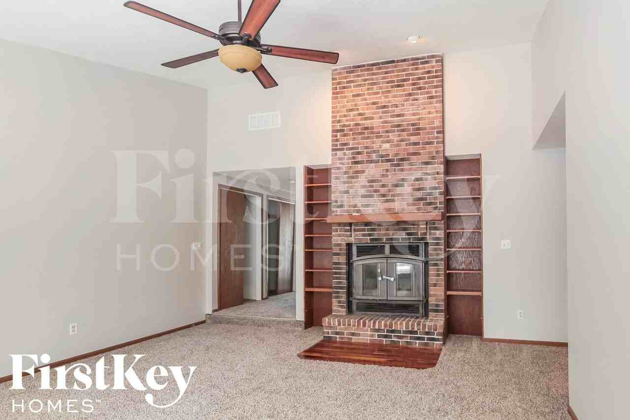 6921 Mapleton Ct - Photo 4 of 15