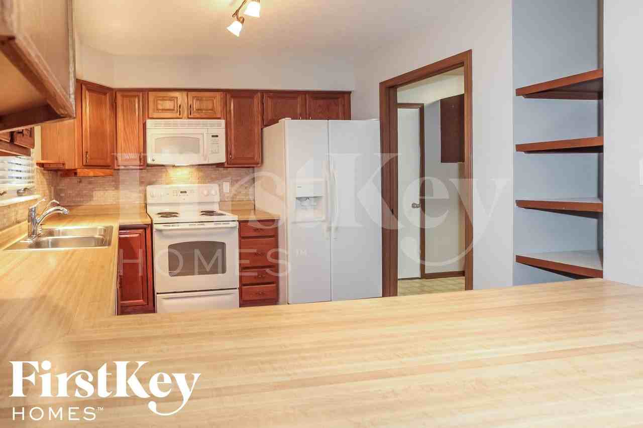 6921 Mapleton Ct - Photo 5 of 15